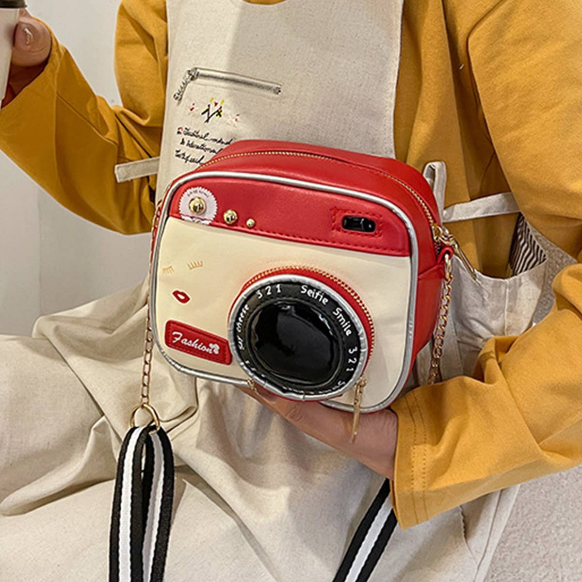 CAMERA-SHAPED SHOULDER BAG