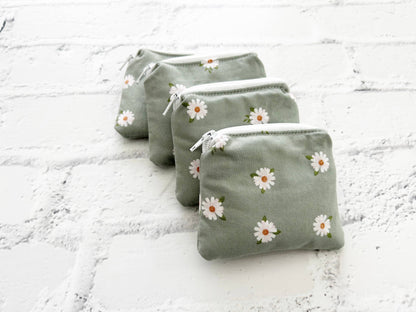 Small Fabric Pouch-Green w/daisies