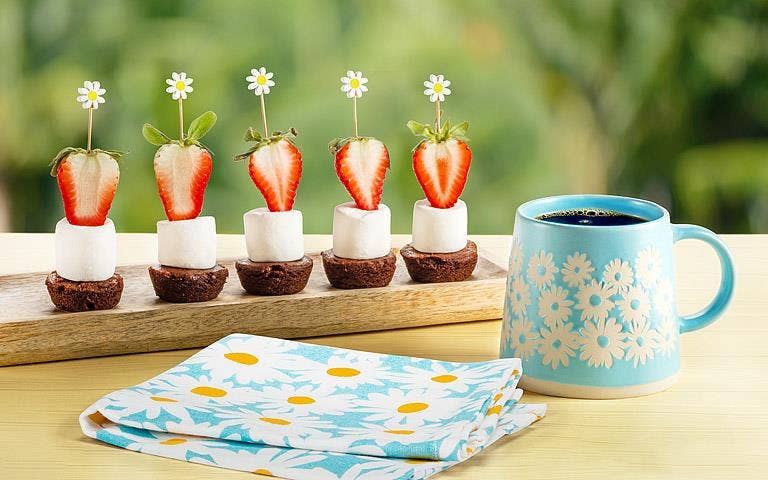 Wide Base Mug with Daisies-Blue-3.5"H(14oz)