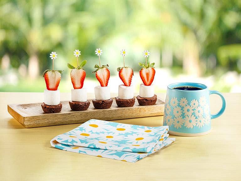 Wide Base Mug with Daisies-Blue-3.5"H(14oz)