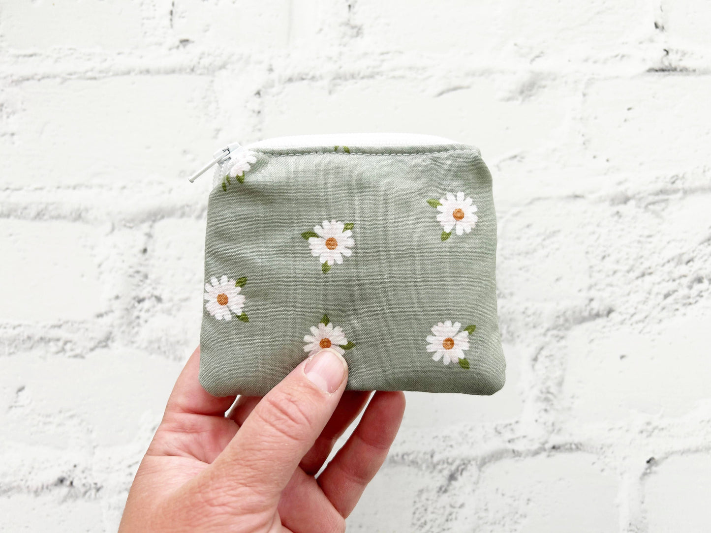 Small Fabric Pouch-Green w/daisies