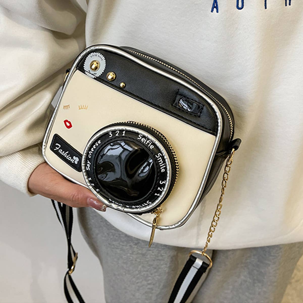 CAMERA-SHAPED SHOULDER BAG