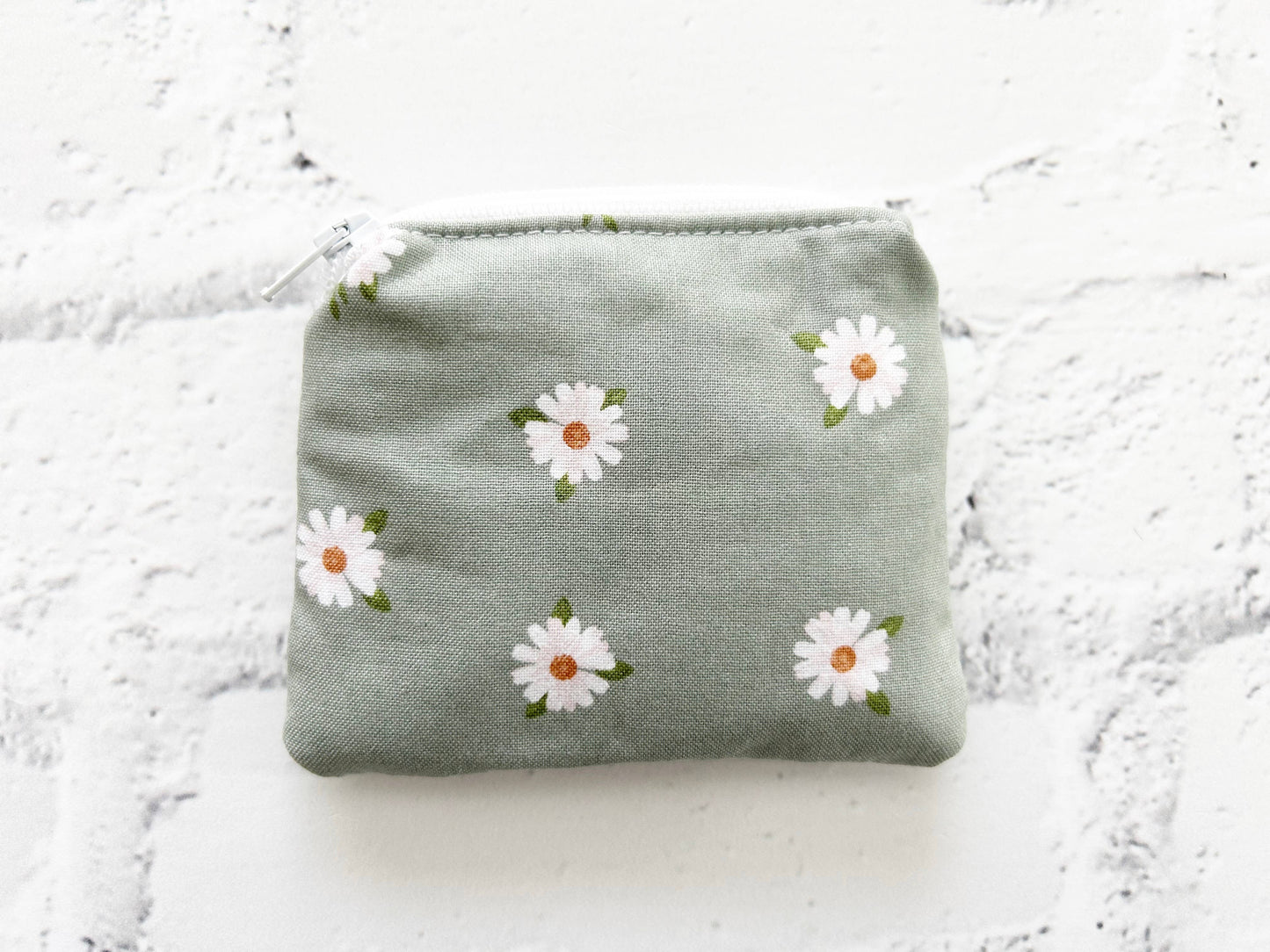 Small Fabric Pouch-Green w/daisies