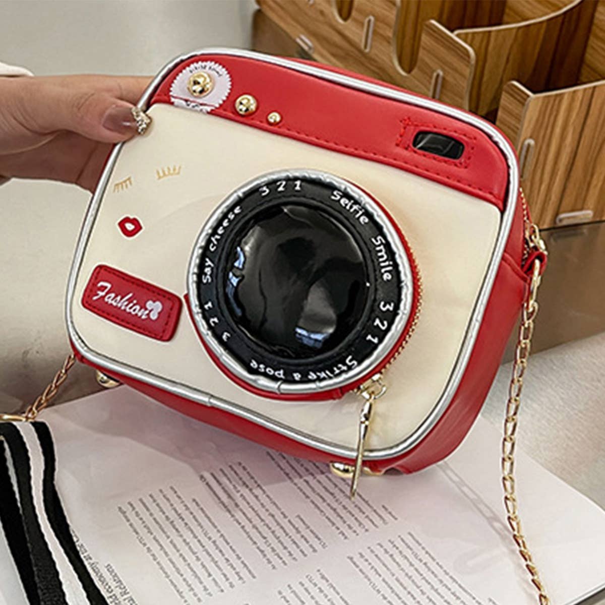CAMERA-SHAPED SHOULDER BAG